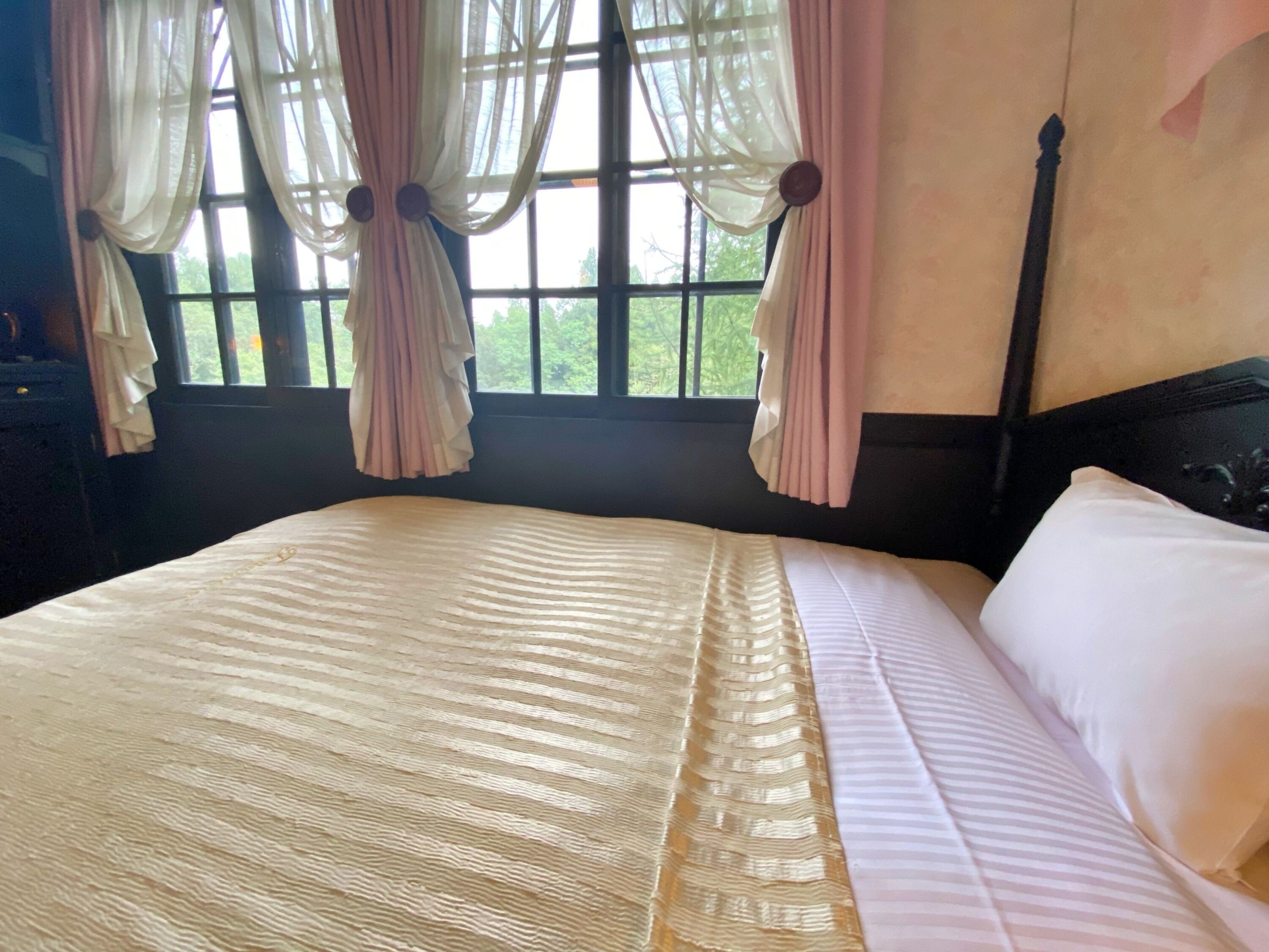 Escritorio, espacio para trabajar con laptop y cortinas blackout 