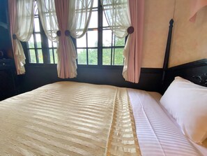 Rom – deluxe | Skrivebord, skrivebord for bærbar PC og blendingsgardiner