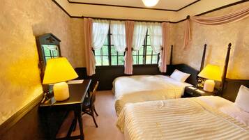 Standardzimmer | Schreibtisch, laptopgeeigneter Arbeitsplatz, Verdunkelungsvorhänge