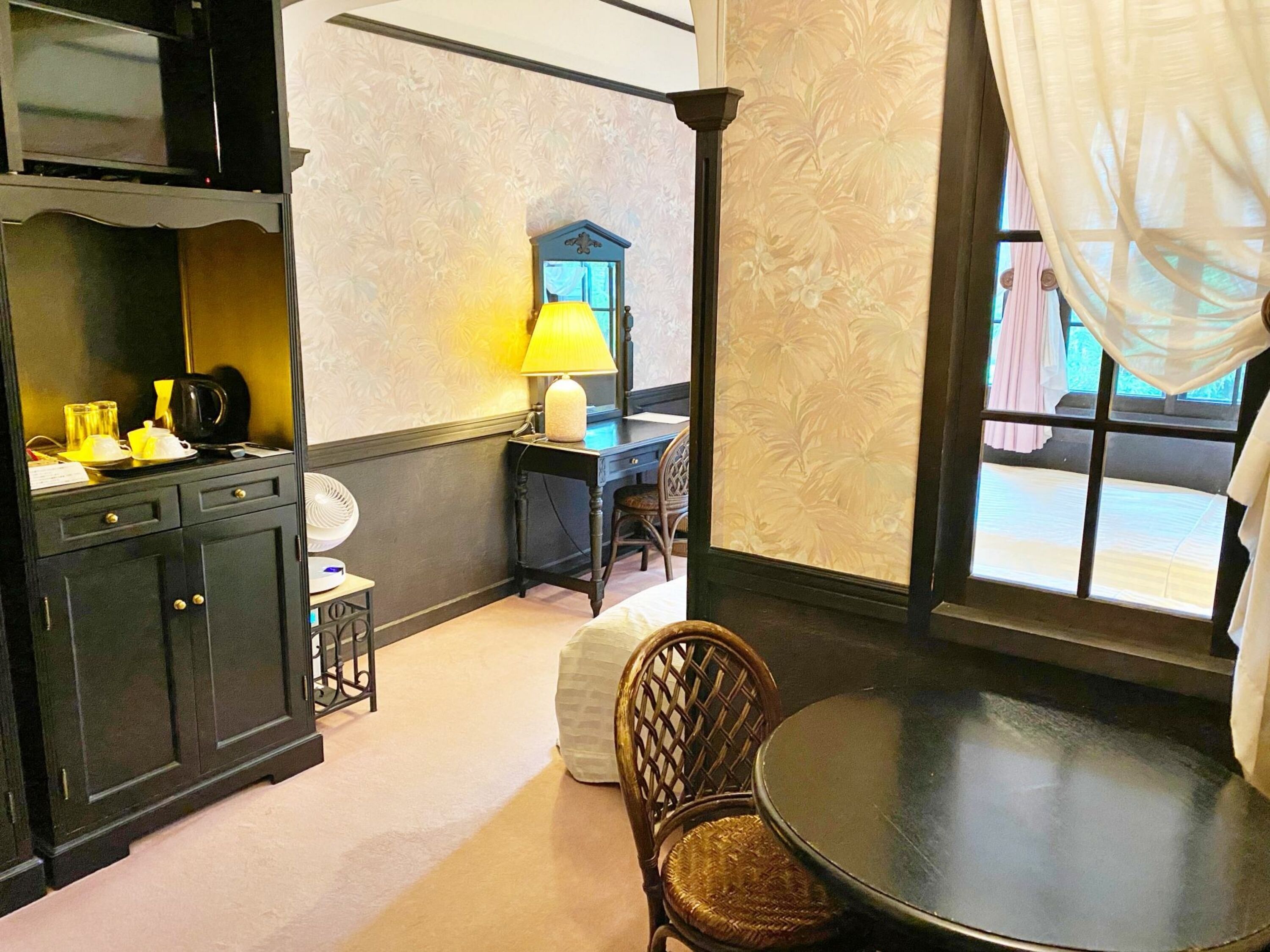 デスク、ノートパソコン用作業スペース、遮光カーテン、WiFi (無料)