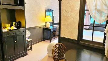 Bàn, khu vực làm việc phù hợp cho laptop, màn/rèm cản sáng