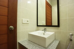 Shower, hydromassage showerhead, free toiletries, towels