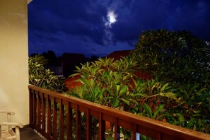 Deluxe Room, Garden View | Balcony view