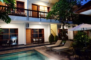 Una piscina al aire libre