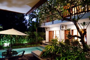 Una piscina al aire libre