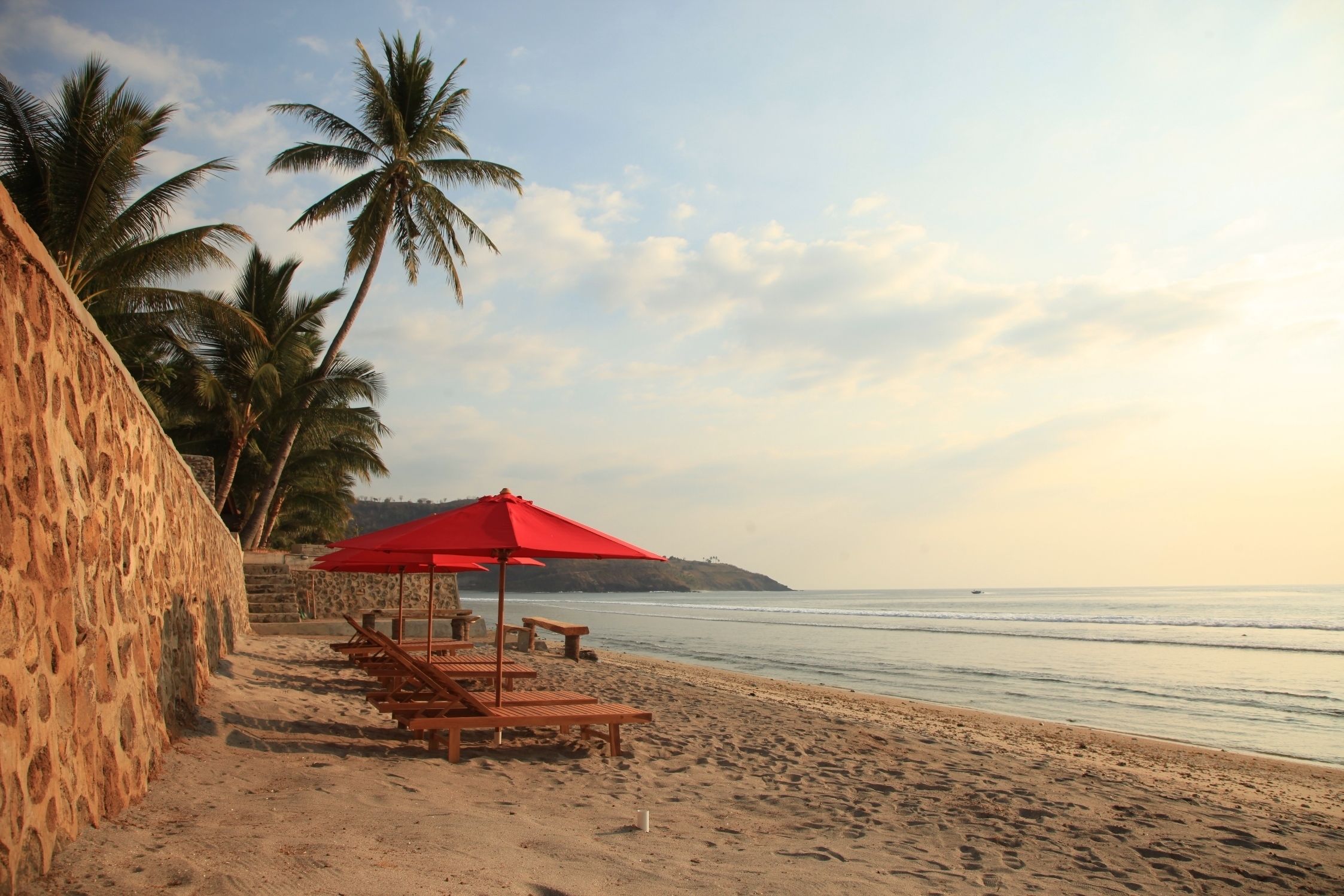 Pantai berhampiran, kerusi lepak pantai, payung 