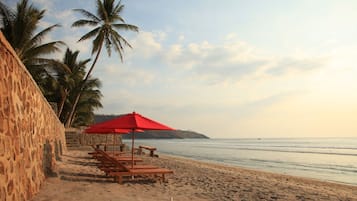 Pantai berhampiran, kerusi lepak pantai, payung