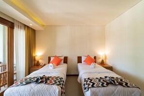 Habitación superior con 2 camas individuales | Caja de seguridad en la habitación, muebles diferentes y escritorio 