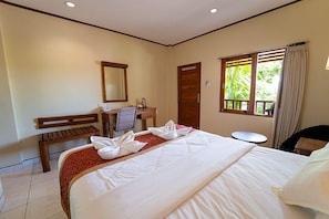 In-room safe, individually furnished, desk, free WiFi - Komodo Lodge (Labuan Bajo)