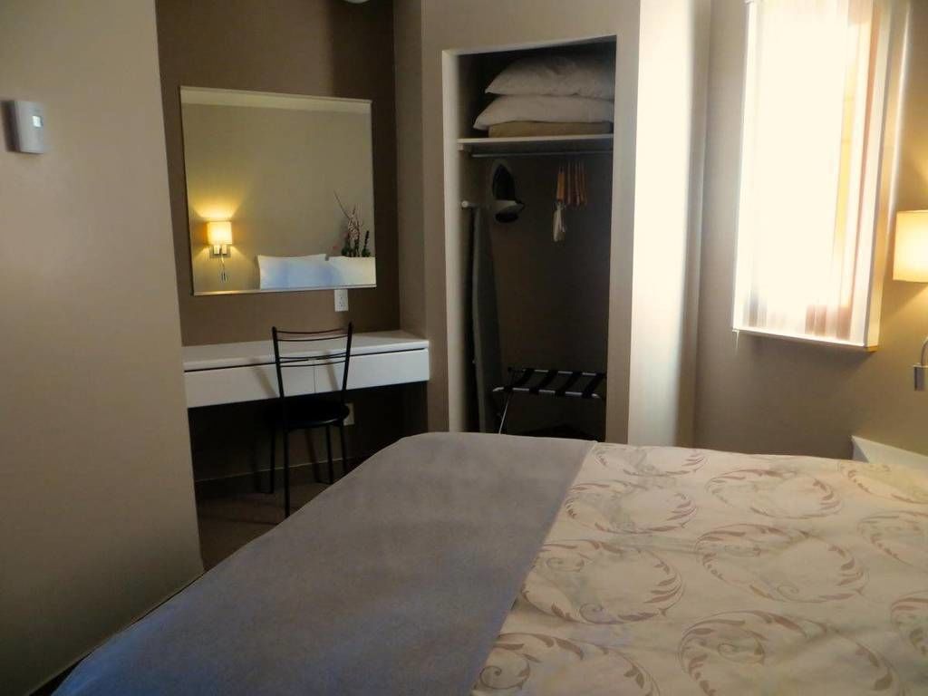 Suite, 1 Queen-Bett | Schreibtisch, schallisolierte Zimmer, Bügeleisen/Bügelbrett