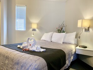 Suite, 1 Queen Bed | Desk, soundproofing, iron/ironing board, free WiFi - Motel Invitation (Sainte-Marie)