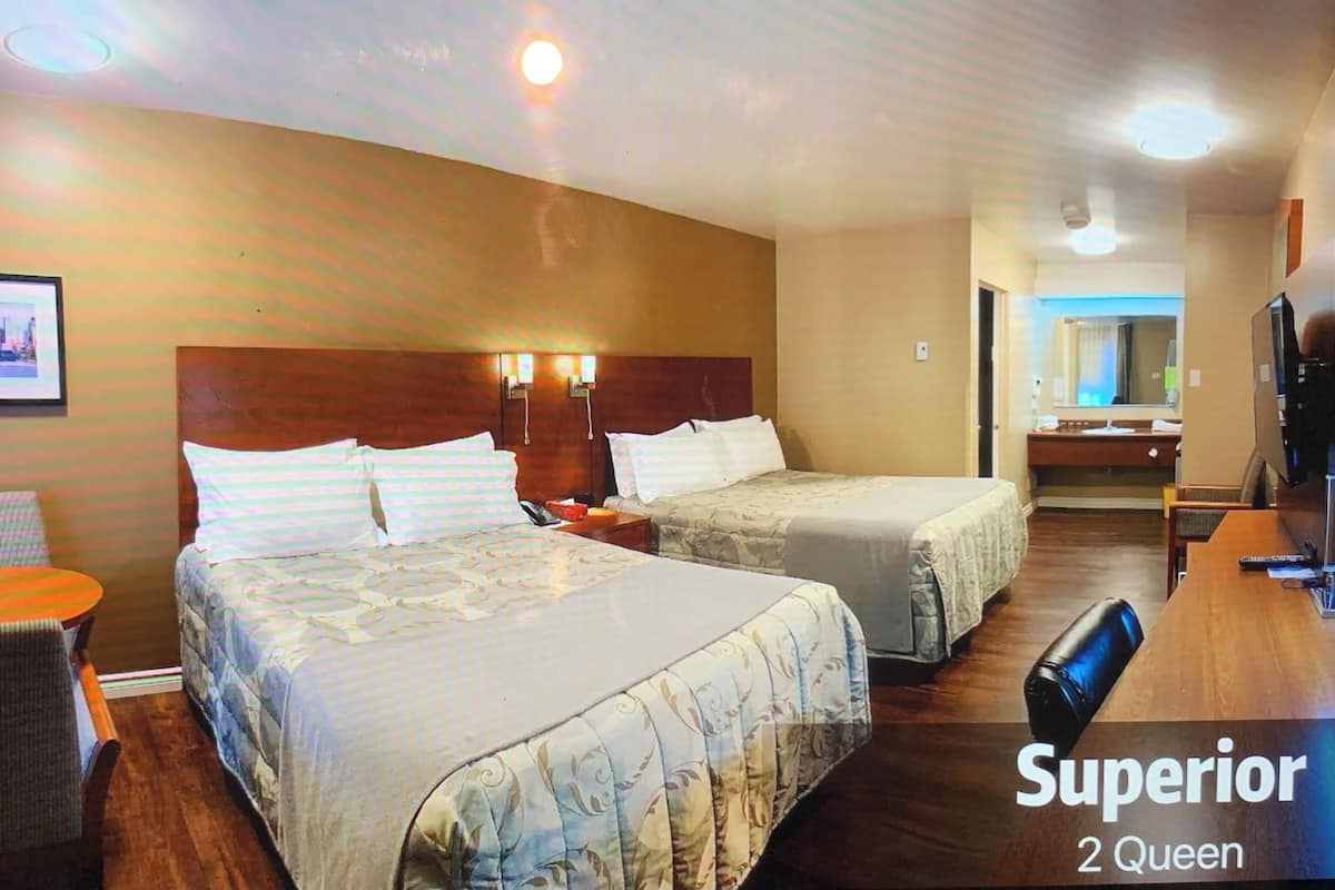 Superior-Zimmer, 2 Queen-Betten | Schreibtisch, schallisolierte Zimmer, Bügeleisen/Bügelbrett