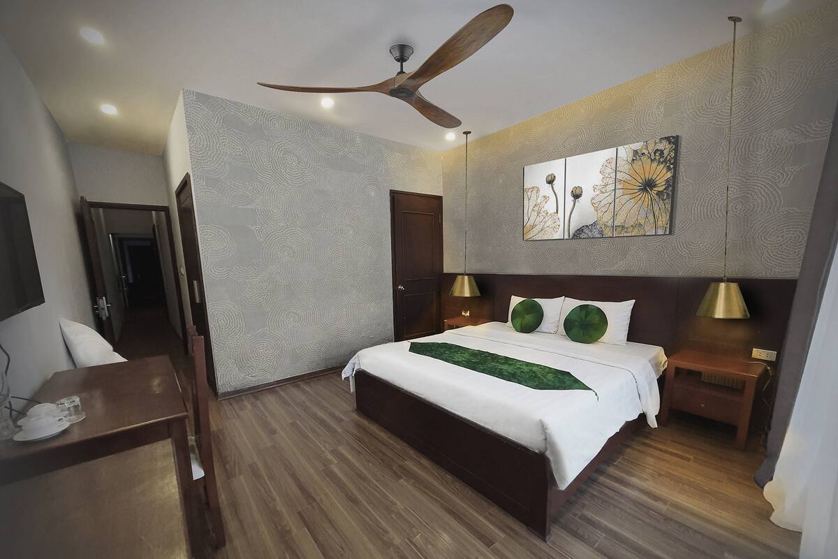 Habitación Premier doble | Minibar, caja fuerte, escritorio y cortinas opacas