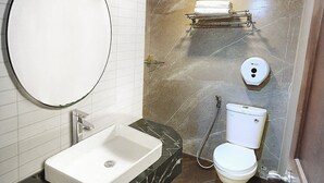 Shower, rainfall showerhead, free toiletries, hair dryer