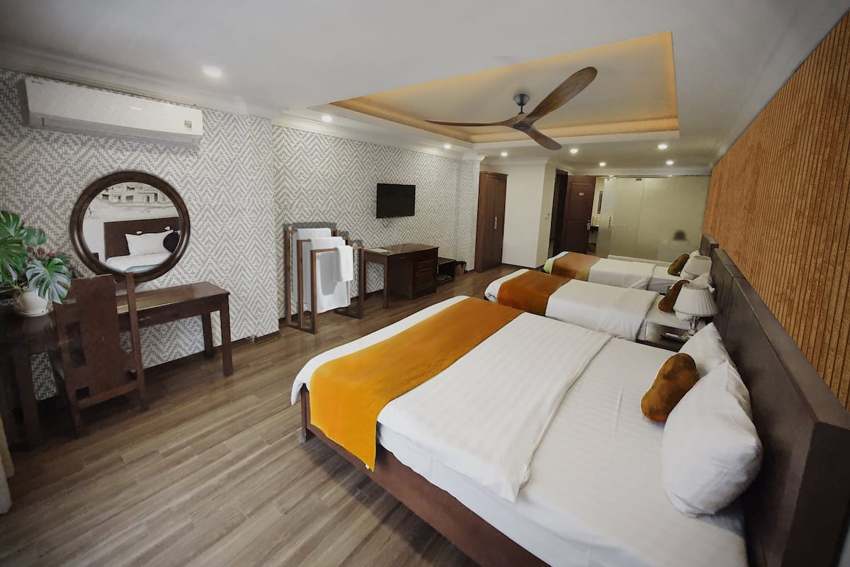 Suite estudio familiar | Minibar, caja fuerte, escritorio y cortinas opacas