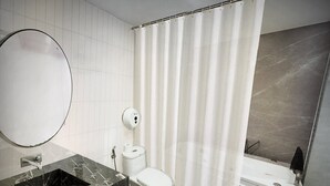 Family Studio Suite | Bathroom | Shower, rainfall showerhead, free toiletries, hair dryer