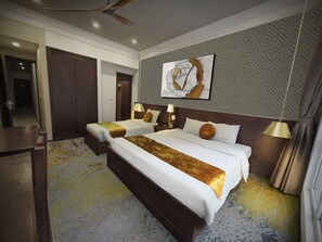 Minibar, caja de seguridad en la habitación y escritorio