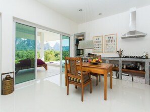 2 Bedrooms Villa with Private Pool | Cozinha privada | Geladeira grande, micro-ondas