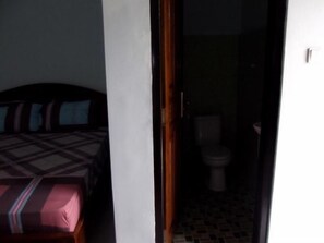 Desk, rollaway beds, free WiFi