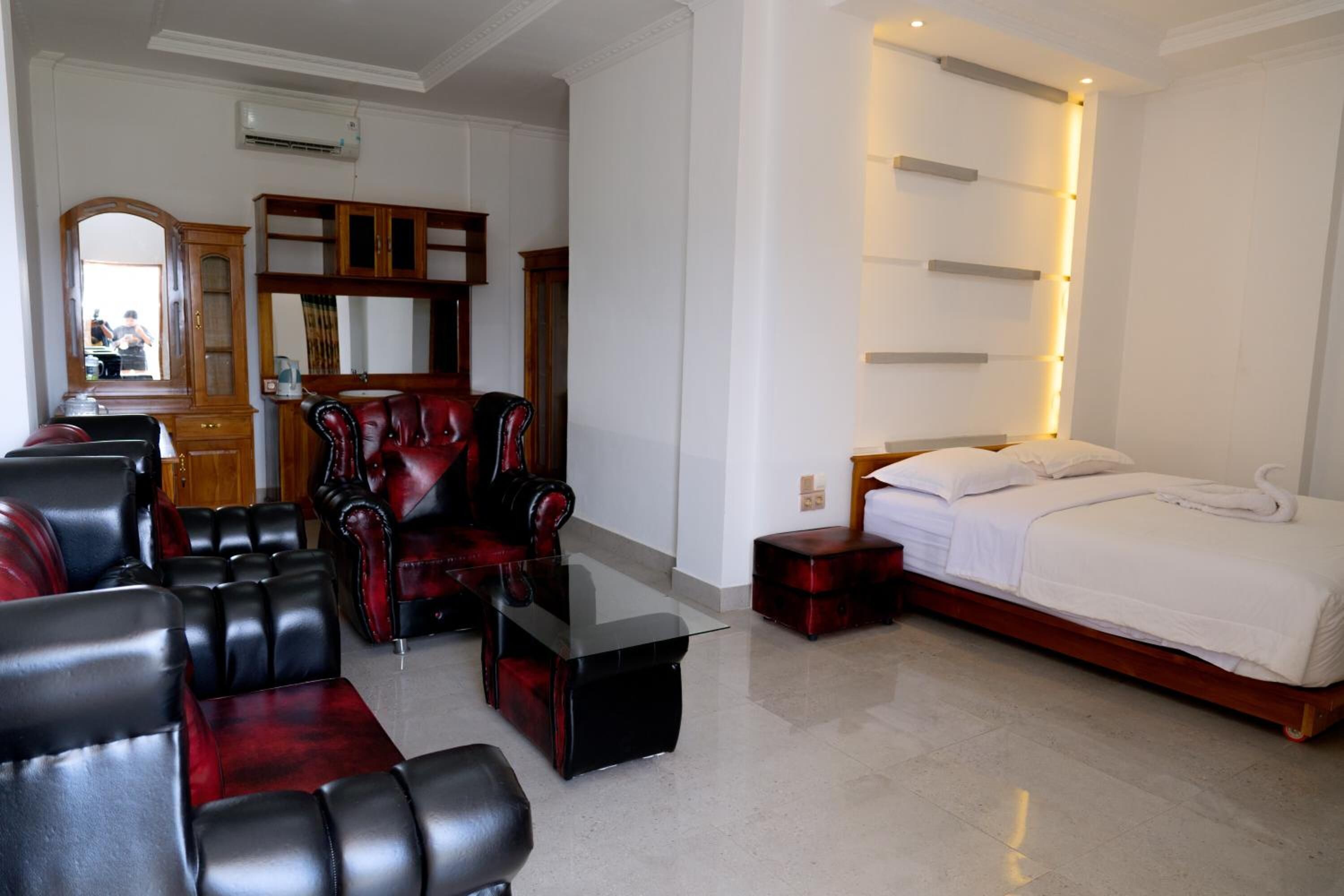 Desk, rollaway beds, free WiFi