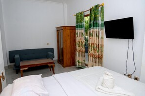 Desk, rollaway beds (surcharge), WiFi (free) - Hotel Green Prundi (Labuan Bajo)