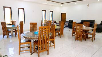 Breakfast, lunch, dinner served; Indonesian cuisine