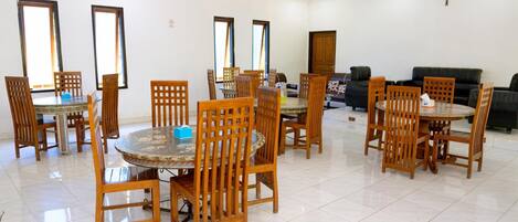 Breakfast, lunch, dinner served; Indonesian cuisine