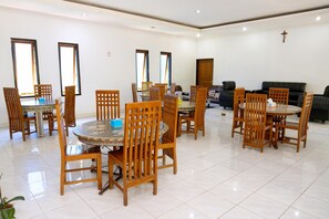 Breakfast, lunch, dinner served; Indonesian cuisine