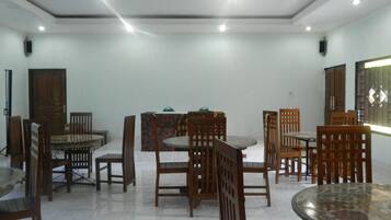 Breakfast, lunch, dinner served; Indonesian cuisine