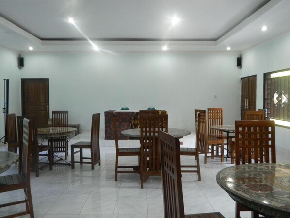 供应早餐、午餐和晚餐，印尼菜