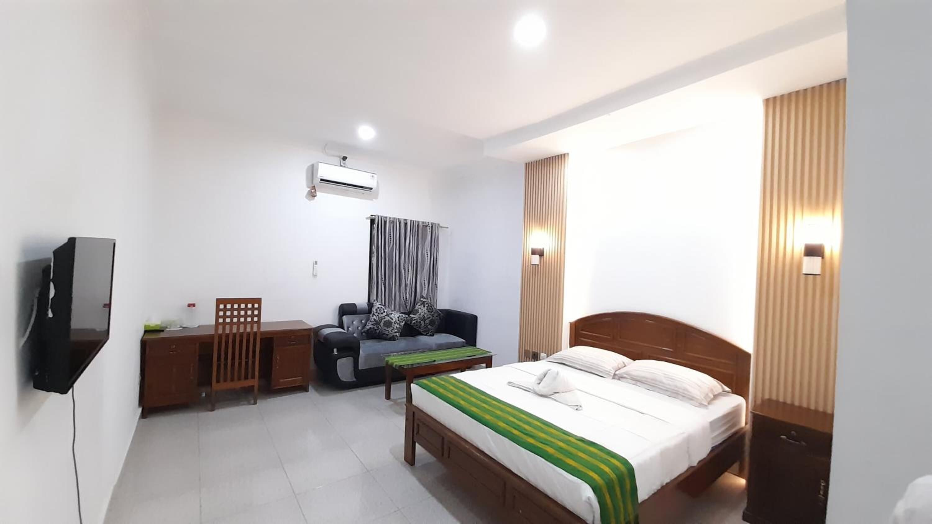 Desk, rollaway beds, free WiFi