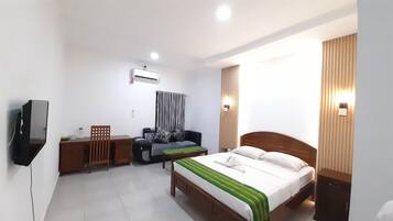 Desk, rollaway beds, free WiFi