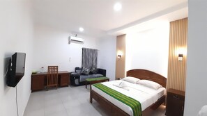 Desk, rollaway beds, free WiFi