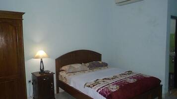 Desk, rollaway beds, free WiFi