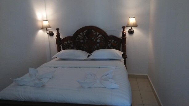 Desk, rollaway beds (surcharge), WiFi (free) - Hotel Green Prundi (Labuan Bajo)