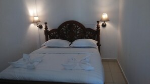 Desk, rollaway beds, free WiFi