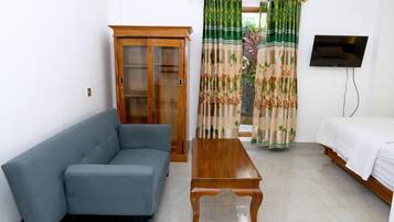 Desk, rollaway beds, free WiFi