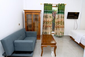 Desk, rollaway beds, free WiFi