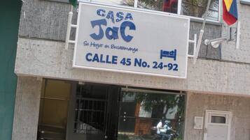 Un edificio con un letrero que dice "CASA Jac" y "CALLE 45 No. 24-92".