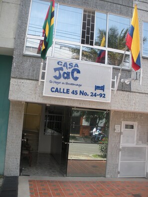 Un bâtiment sur lequel on peut lire l’inscription « CASA Jac » et « CALLE 45 No 24-92 ».