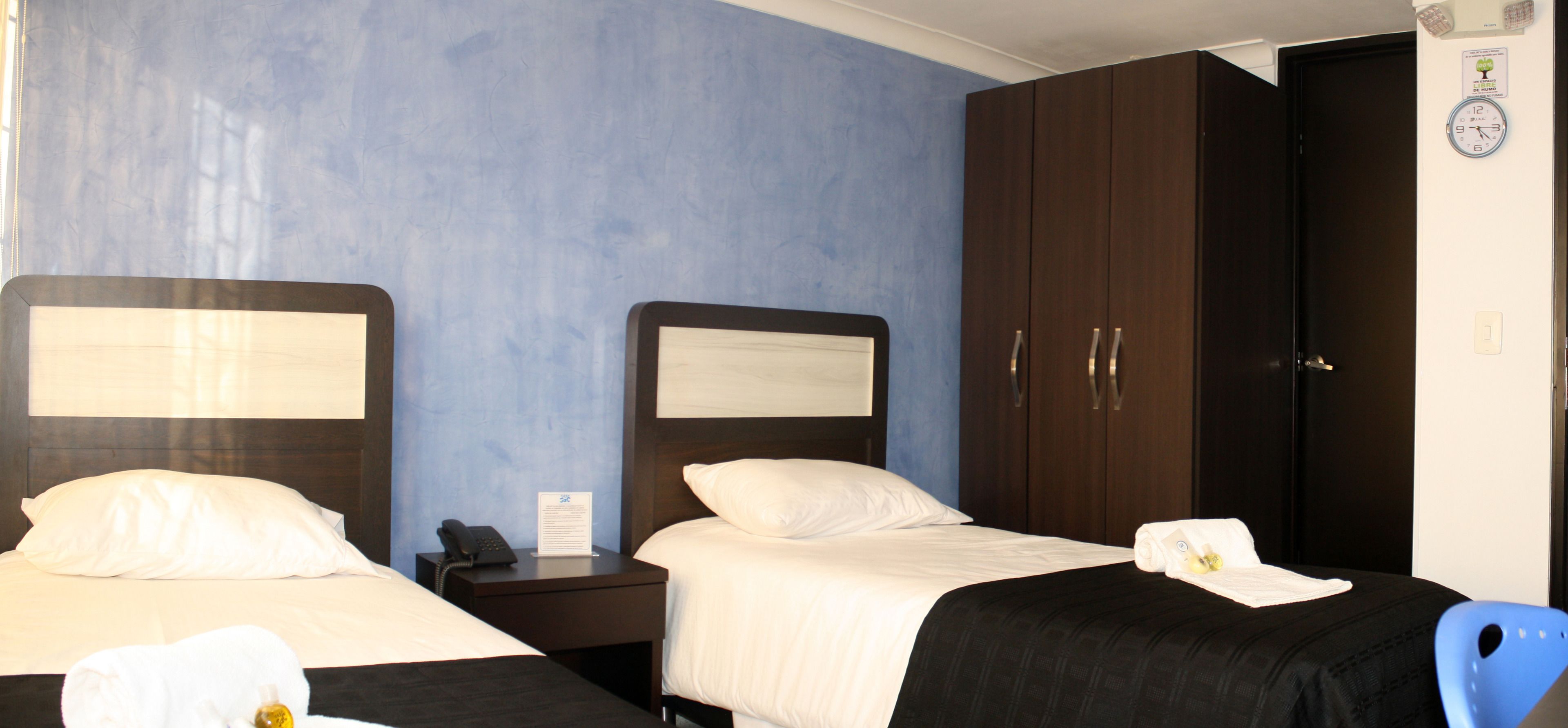 Phòng 2 giường đơn Elite | Bộ trải giường bằng vải cotton Ai Cập, nệm có lớp đệm bông, bàn 