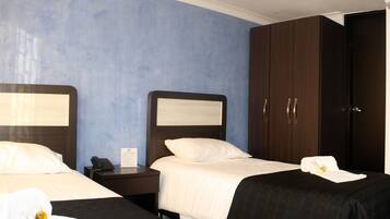 Phòng 2 giường đơn Elite | Bộ trải giường bằng vải cotton Ai Cập, nệm có lớp đệm bông, bàn