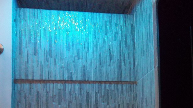 Una habitación con pared de madera y una viga horizontal de madera.