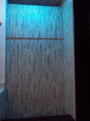 A room with a wooden wall and a horizontal wooden beam. - Casa JAC Hospedaje (Bucaramanga)