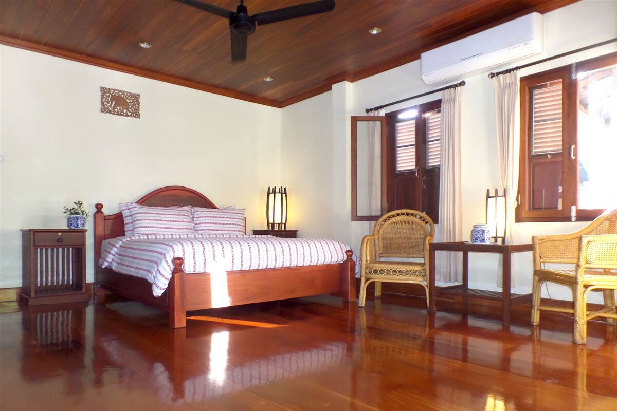 Peralatan tempat tidur premium, peti besi dalam bilik, meja 
