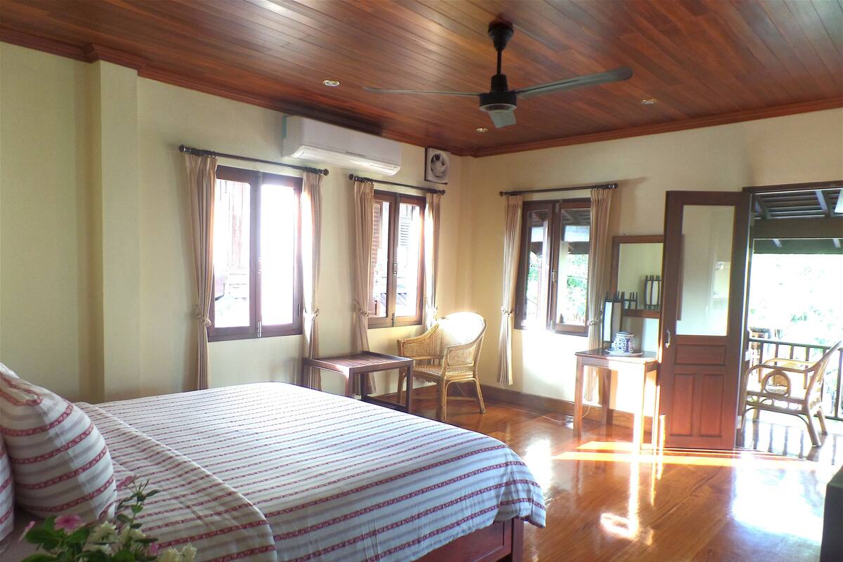 Deluxe Double Room, Balcony | Peralatan tempat tidur premium, peti besi dalam bilik, meja 