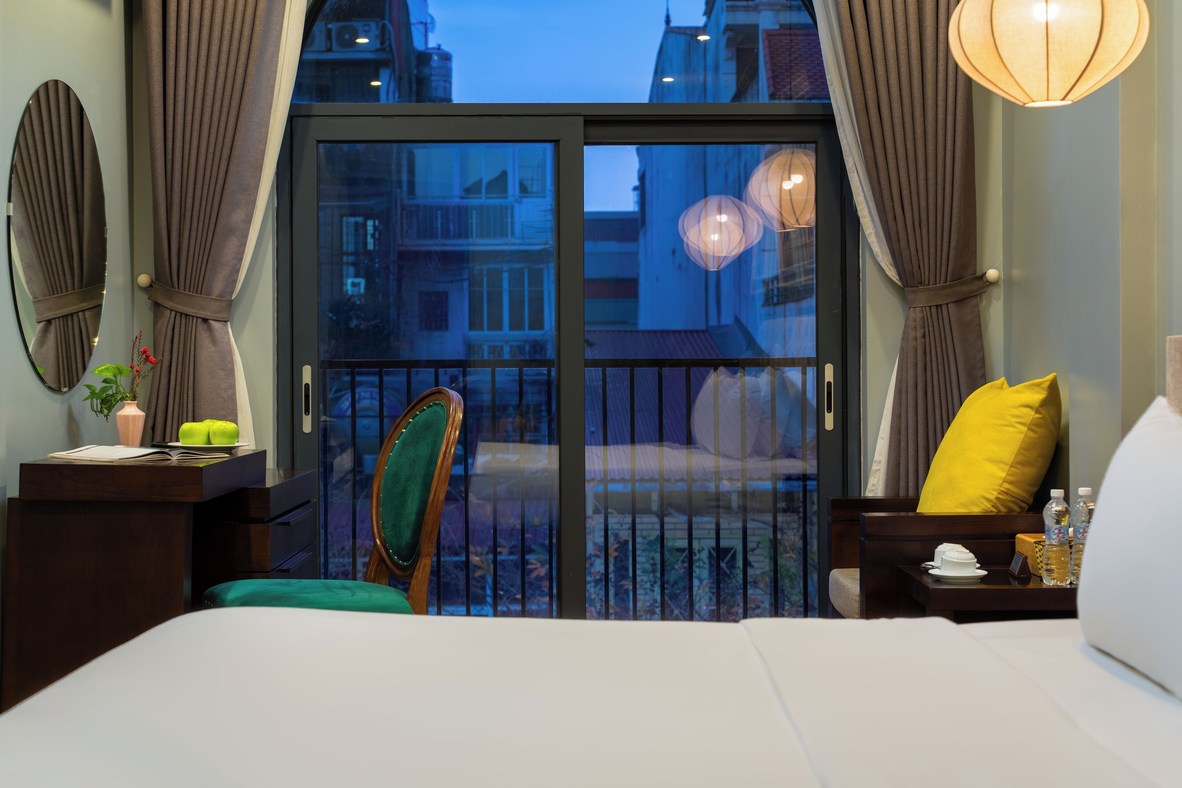 junior suite, city view | street view