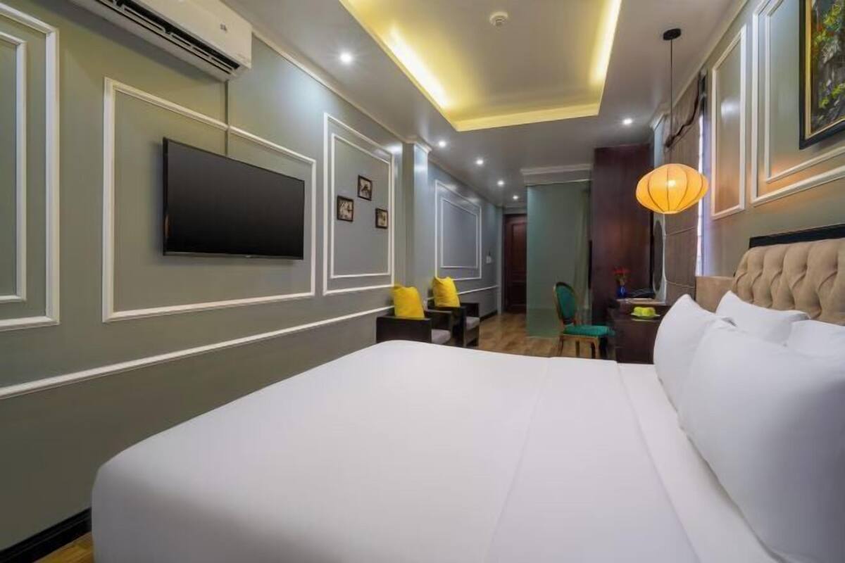 Minibar, caja de seguridad en la habitación y escritorio 