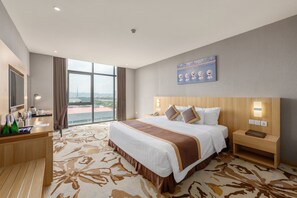 ميني بار وخزنة داخل الغرفة ومكتب وستائر تعتيم