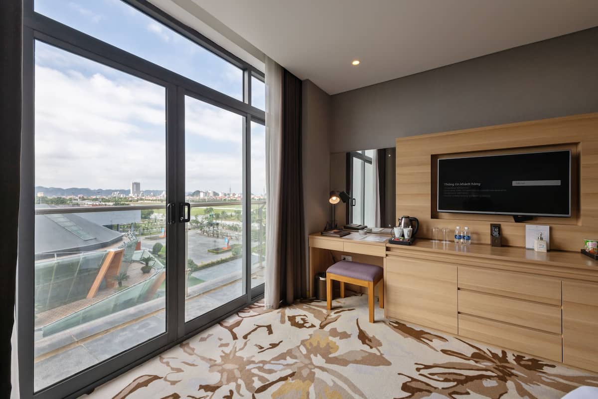 premium balcony king | 1 bedroom, minibar, in-room safe, desk
